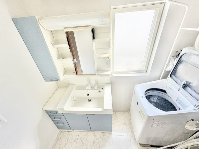 売中古戸建　中央区半田山三丁目の脱衣所|シンプルな洗面エリアです。洗濯機置き場には防水パン完備。