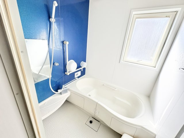 売中古戸建　中央区半田山三丁目の浴室|清潔感のある浴室です。窓もあり換気も気持ちよくできます。