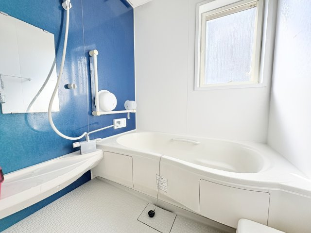 売中古戸建　中央区半田山三丁目の浴室|広々とした浴槽で足を伸ばして入浴できます。