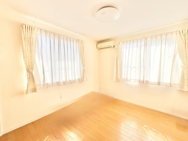 売中古戸建　中央区半田山三丁目の洋室|2階東側6.3帖の洋室。2面の採光で明るい室内です。