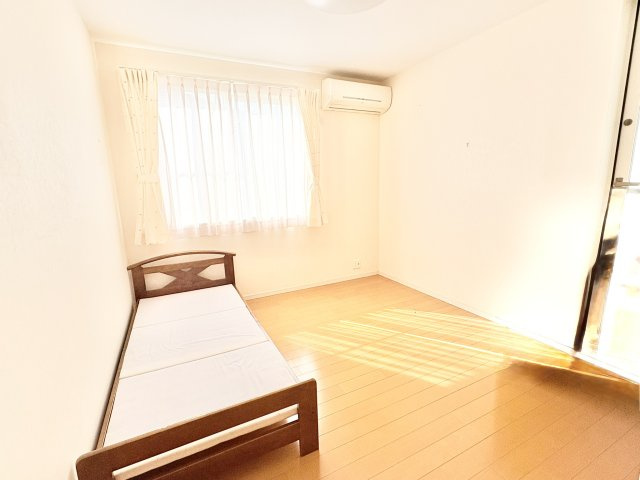 売中古戸建　中央区半田山三丁目の洋室|2階西側6.3帖の洋室。収納も完備されています。