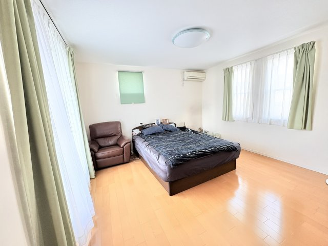 売中古戸建　中央区半田山三丁目の寝室|2階北西側9.6帖の洋室。北側ですが、南側はワイドバルコニーのために明るい室内です。」