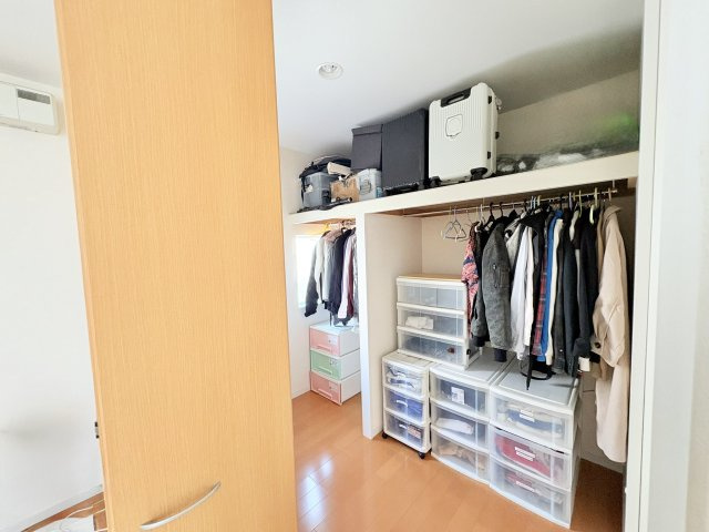 売中古戸建　中央区半田山三丁目の収納|ウォークインクローゼット。十分な広さがあり、たくさん収納できます。
