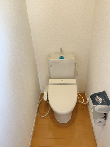 売中古戸建　中央区半田山三丁目のトイレ|2階にもトイレ完備されています。1階まで降りなくてもいいのは嬉しいですね。