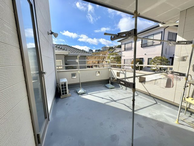 売中古戸建　中央区半田山三丁目のバルコニー|2階南西側ワイドバルコニー。屋根付きのエリアもあり雨の日も安心。寝室、洋室の2か所から出入り可能。