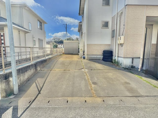 売中古戸建　中央区半田山三丁目の駐車場|建物東側の駐車スペース。奥行きがあり、車種によって縦列で3台+隣に1台駐車可能。物置もあります。