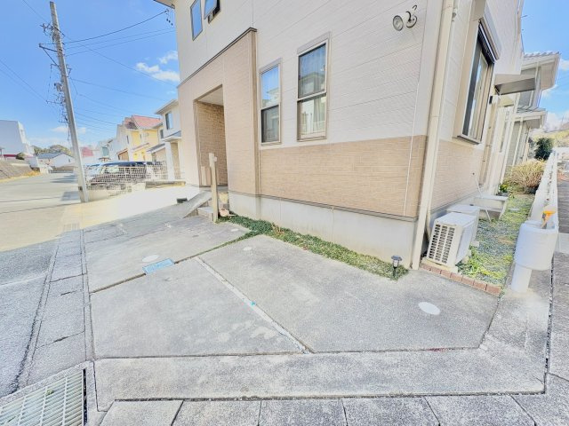 売中古戸建　中央区半田山三丁目の駐車場|西側はファミリーカーも十分に駐車可能な広い駐車スペースです。角地のためバックで駐車する必要もなく便利です。