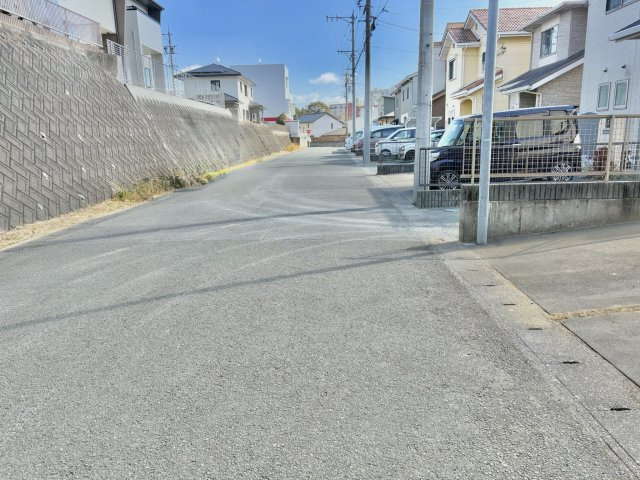売中古戸建　中央区半田山三丁目の前面道路含む現地写真|北側の前面道路。約5.4メートルの幅員あり、ゆとりがあります。