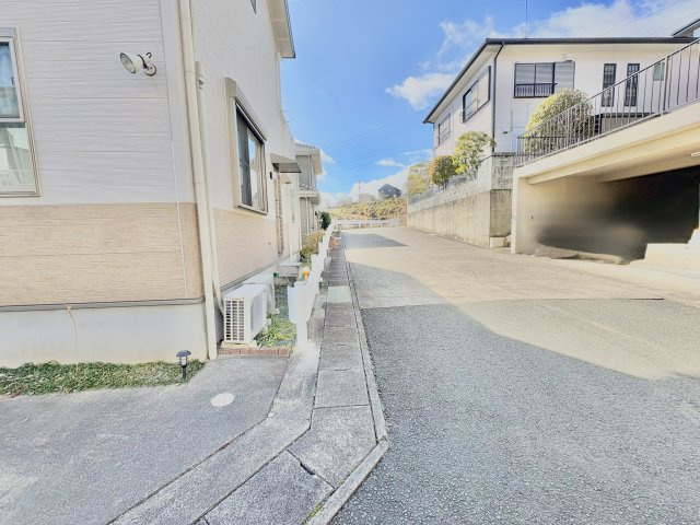 売中古戸建　中央区半田山三丁目の前面道路含む現地写真|西側の接道。こちらの幅員も5.2メートルで安心の幅員です。
