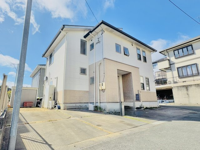 売中古戸建　中央区半田山三丁目の外観|駐車スペース豊富で最大5台駐車可能。物置も完備。