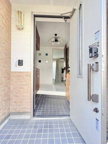 売中古戸建　中央区半田山三丁目のエントランス|玄関口も基礎が高くなって浸水リスクが軽減されています。