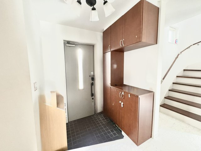 売中古戸建　中央区半田山三丁目の玄関|玄関は収納力のある下駄箱を完備。ご家族が多くても玄関が靴であふれてしまう心配ありません。