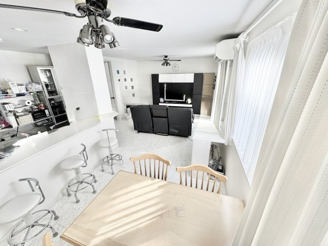 売中古戸建　中央区半田山三丁目の居間・リビング|南面の採光面が広く明るい日差しがたっぷり入ります。