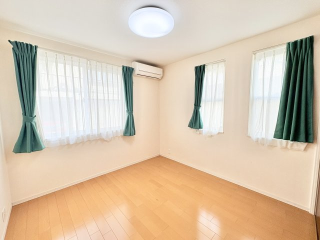 売中古戸建　中央区半田山三丁目の洋室|1階北側の洋室。1階にリビングとは別にも1部屋あるのは書斎、収納、客間など活用方法が広がり便利です。