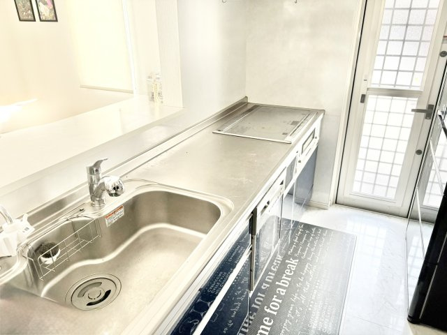 売中古戸建　中央区半田山三丁目のキッチン|キッチンは対面式でリビングを見渡せます。勝手口、床下収納も完備。使い勝手の良いキッチンです。