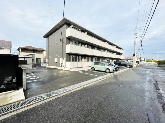 徳島市八万町法花のアパートの駐車場