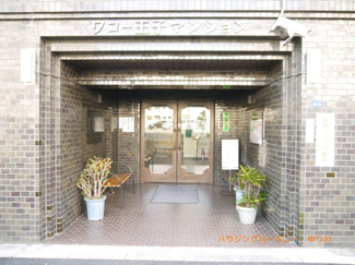 【エントランス】 | タイル張りのおしゃれなエントランス。