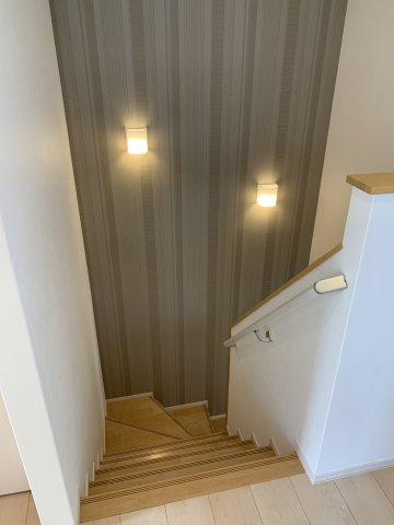 舞多聞西　一戸建てのその他|階段