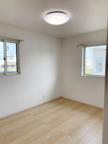 舞多聞西　一戸建ての洋室