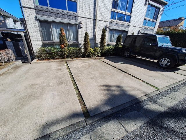 マーブルコートの駐車場