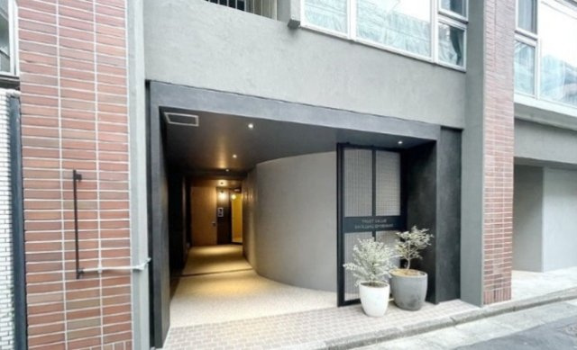 TRUST VALUE新宿御苑前のエントランス|TRUST VALUE新宿御苑前