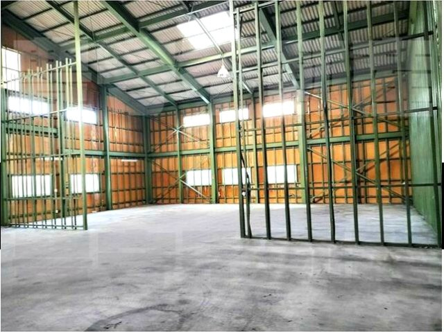 朝日町森畔　貸倉庫の内装