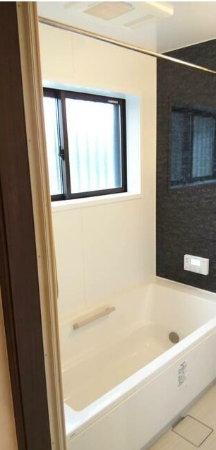 東温市南方の浴室