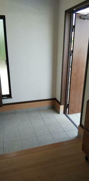 東温市南方の玄関