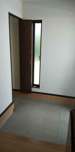 東温市南方の玄関