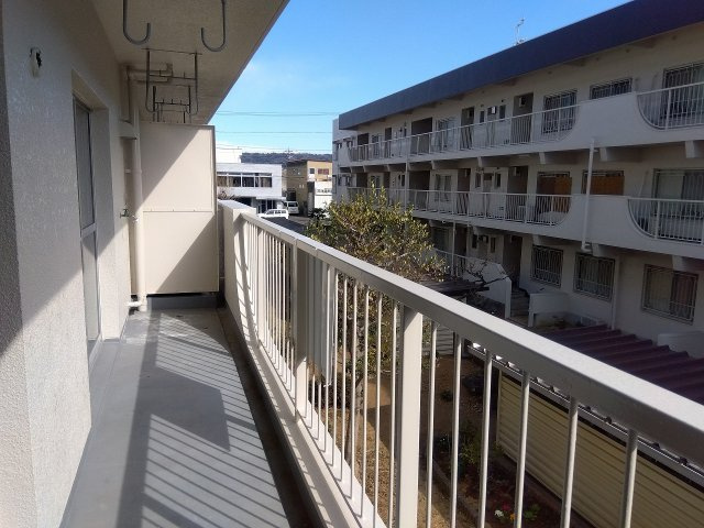 サンハイム登呂B棟　静岡市駿河区下島のバルコニー
