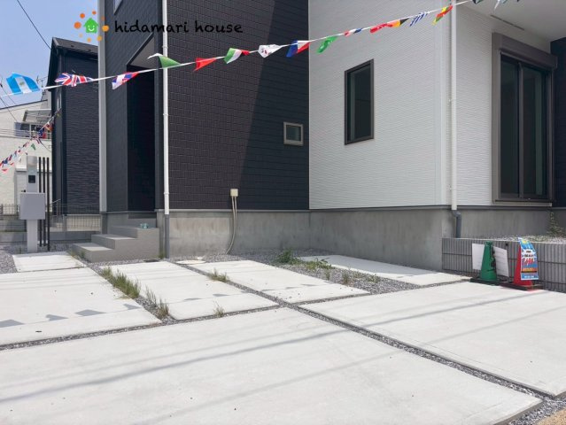 蓮田市西新宿　9期　新築戸建　グラファーレ　01の駐車場