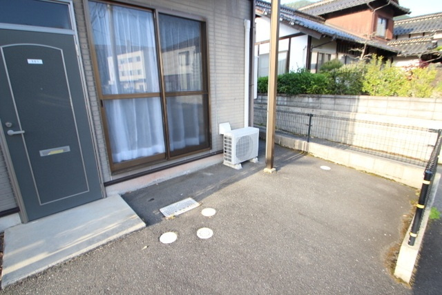 リトルＷⅢの駐車場|車をお持ちの方に嬉しい駐車場付きの物件です