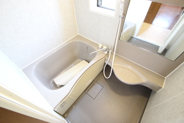 リトルＷⅢの浴室|落ち着いた空間のお風呂です