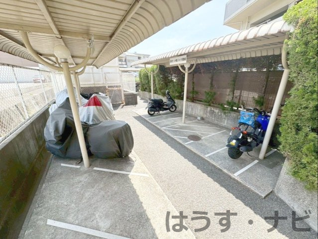 ロワールマンション篠栗の駐輪場|原付・小型バイク置き場です！
屋根付きなので雨の日でも安心ですね！