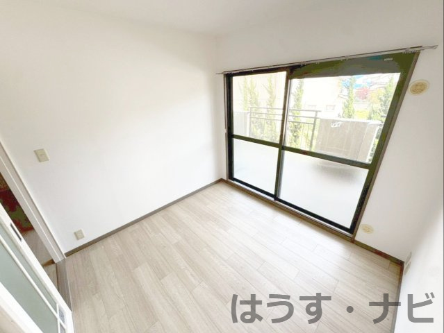 ロワールマンション篠栗の洋室|南面バルコニーからの採光が取れた明るい洋室！