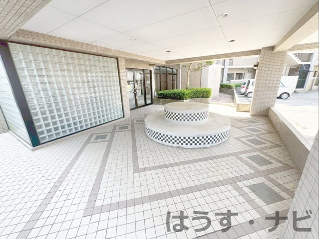ロワールマンション篠栗のエントランス|エントランスの外には座って休憩できる広場があります！
