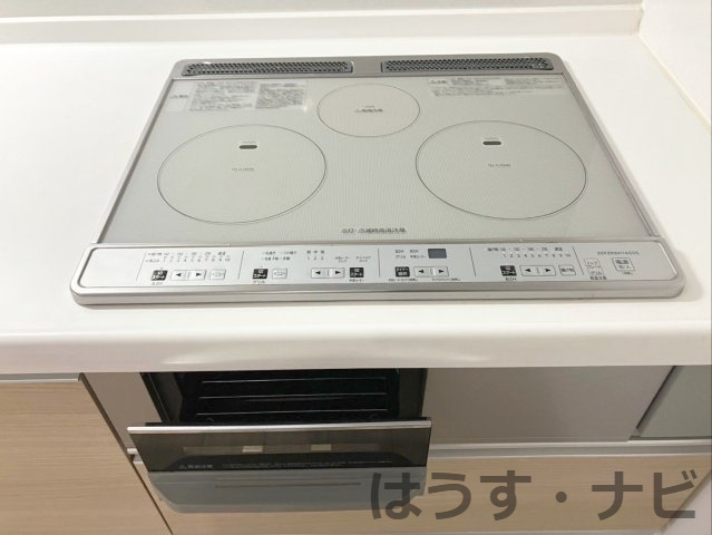 ロワールマンション篠栗のキッチン|コンロはIHの3口です！お料理もはかどりますね！