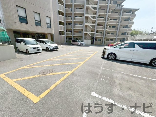 ロワールマンション篠栗の駐車場|敷地内駐車場の様子です！