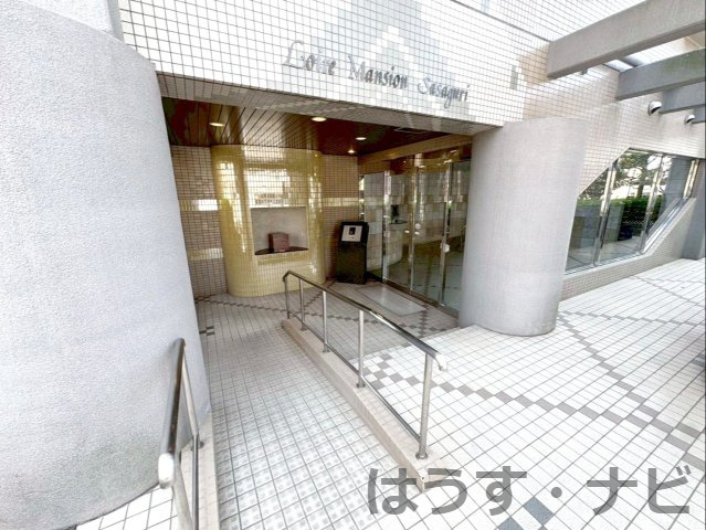ロワールマンション篠栗のエントランス|マンションの入口にはスロープや手すりがあります！誰にとっても使いやすいようバリアフリーに配慮されています！