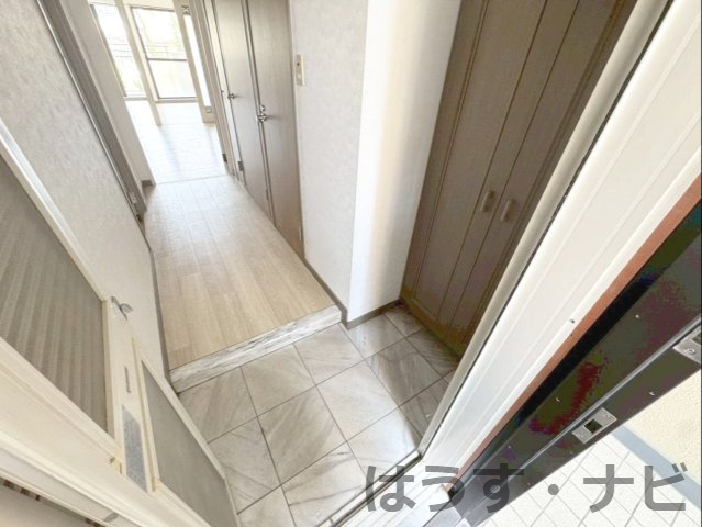 ロワールマンション篠栗の玄関|玄関です！写真右側にはシューズボックスがあります！