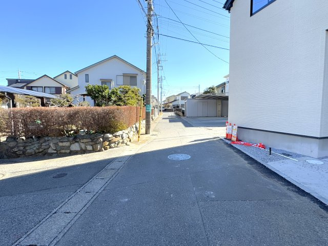 松戸市六実１丁目新築戸建【六実第二小学校：10分】の前面道路含む現地写真|北側前面道路