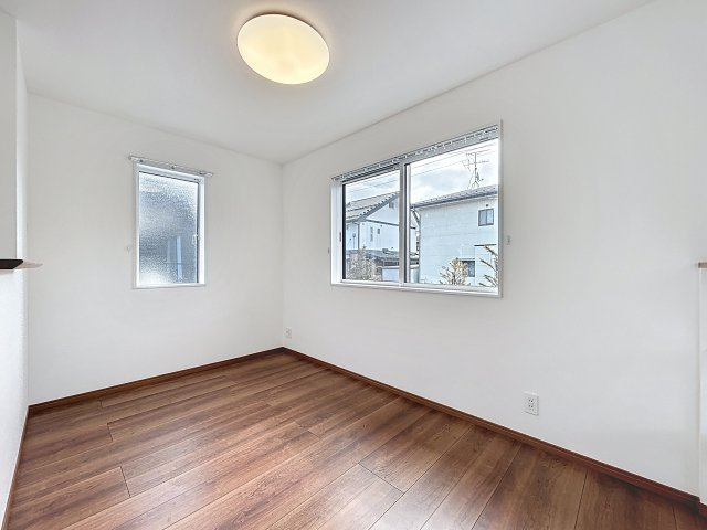 『帰りは電車で帰るよ』の洋室|リビングの他に1階にも洋室があります☆