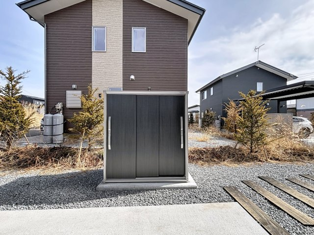 『帰りは電車で帰るよ』の収納|カーポート後ろにも収納が♪
収納の悩みがクリアになりますね！