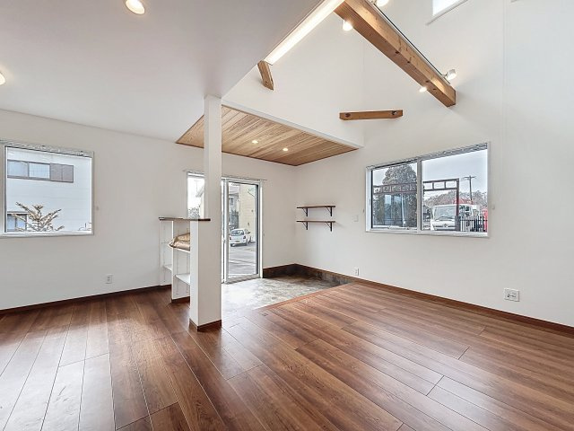 『帰りは電車で帰るよ』の居間・リビング|土間付きのリビングは色んな活用ができそうですね！