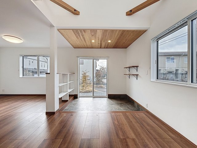 『帰りは電車で帰るよ』の居間・リビング|ここからお庭に出入りも♪♪