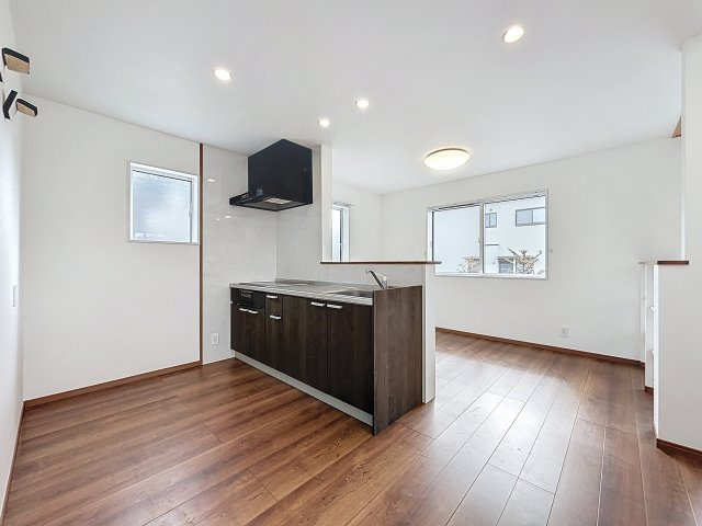 『帰りは電車で帰るよ』の居間・リビング|広々キッチンは料理の時間が楽しくなります＾＾