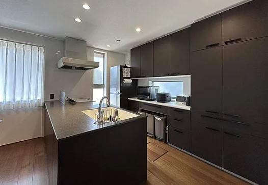 【中古】鶴ヶ島市新町4丁目築浅中古住宅のキッチン|対面式のシステムキッチンでリビングの様子を見ながらお料理できます！