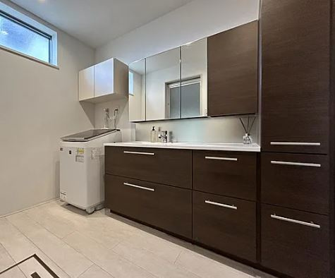 【中古】鶴ヶ島市新町4丁目築浅中古住宅の独立洗面台|大きな洗面台です♪鏡も広く2人並んでも困りません♪