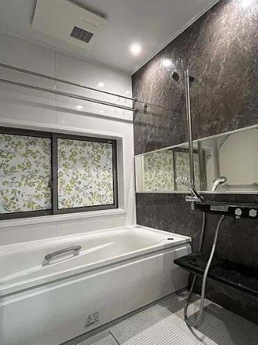 【中古】鶴ヶ島市新町4丁目築浅中古住宅の浴室|落ち着いたお風呂でリラックスタイムを過ごしましょう！