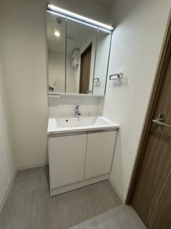 【独立洗面台】 | ライオンズマンション東川口第2 | 独立洗面台になります！
３面鏡の裏にも収納スペース有